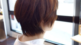 白髪があってもいつもと違う髪色で遊ぶショートヘア