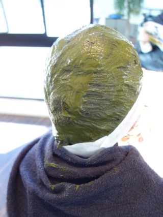 白髪をぼかしたいけどヘアカラーは しみるからイヤなときはヘナですよ