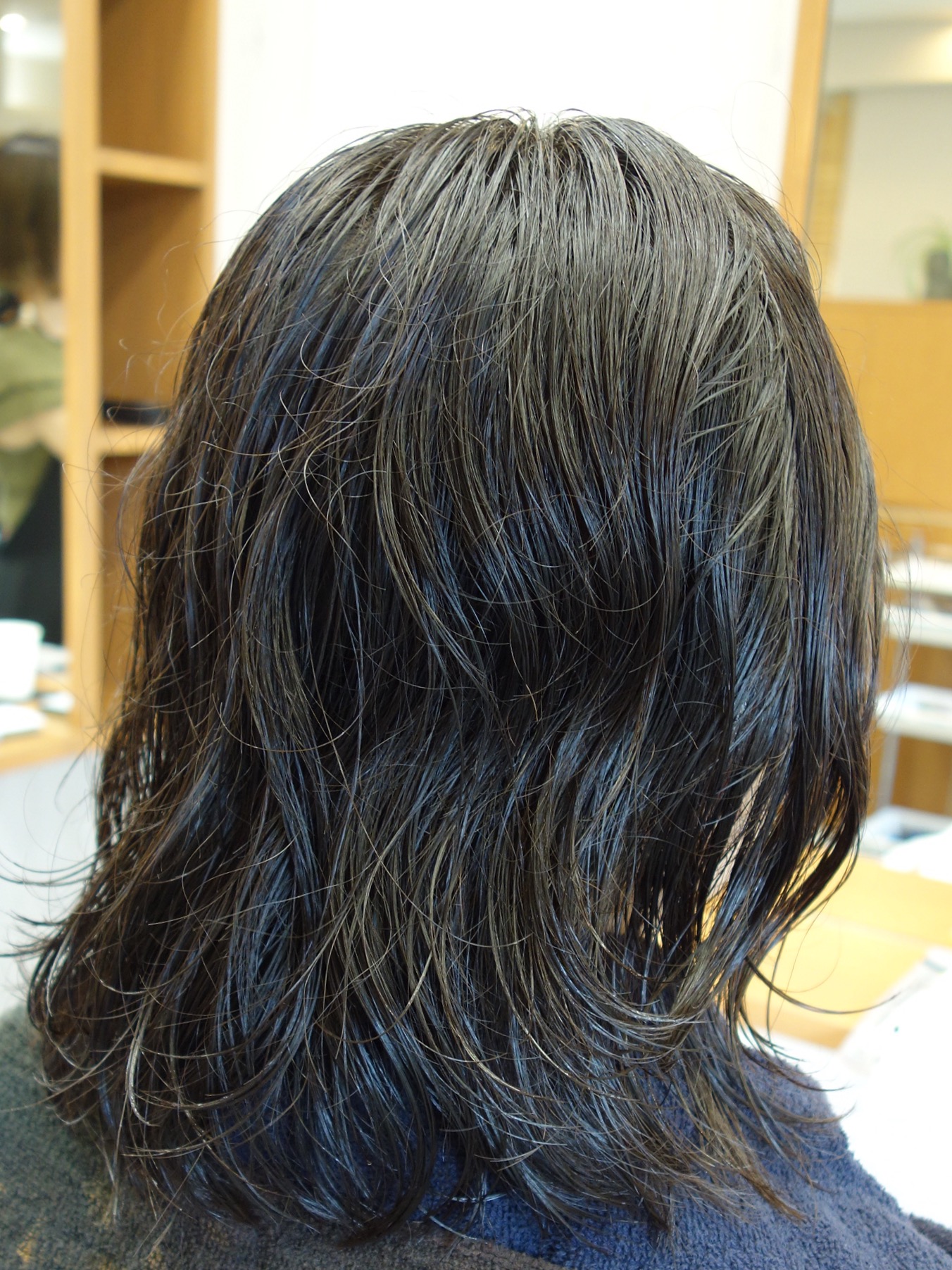 くせ毛の人はまず髪をすくことをやめてみましょう 本物の天然100 へナのハナヘナで 5歳のツヤ髪を 髪と頭皮を傷めない白髪染め 髪が多い くせ毛の悩みも解消する美容室arche 神戸 大阪