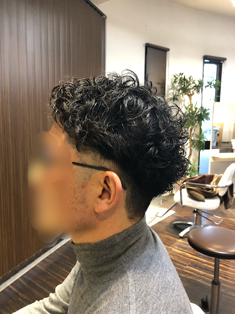 ４０代大人男性の髪型は色気のあるパーマスタイルに 本物の天然100 へナのハナヘナで 5歳のツヤ髪を 髪と頭皮を傷めない白髪染め 髪が多い くせ毛の悩みも解消する美容室arche 神戸 大阪